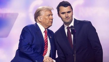 盟友身亡，特朗普想靠战争解困？已瞄准3国，中美防长紧急通话！