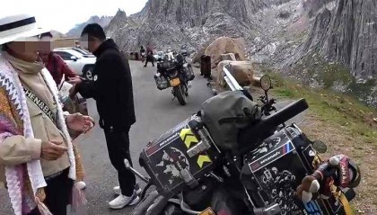 大妈私坐价值20万摩托拍照却将车弄翻，赔1000元后拉黑车主，4S店：修好约需2万元