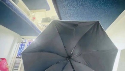 女乘客坐火车卧铺打伞遮隐私引发热议，网友建议卧铺区增设床帘，12306回应