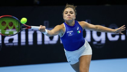 （体育）网球——2025年比利·简·金杯总决赛：中国队无缘半决赛