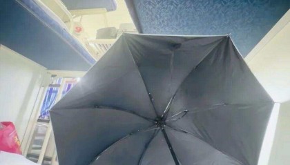 12306回应卧铺乘客打伞遮隐私：未明文禁止，但原则上不建议