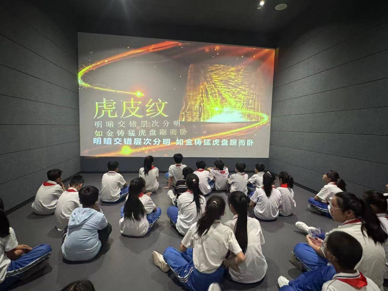 中原油田关工委与濮阳市油田第三小学联合开展“神木载史传千古，面塑匠心润童心”中华优秀传统文化主题教育活动